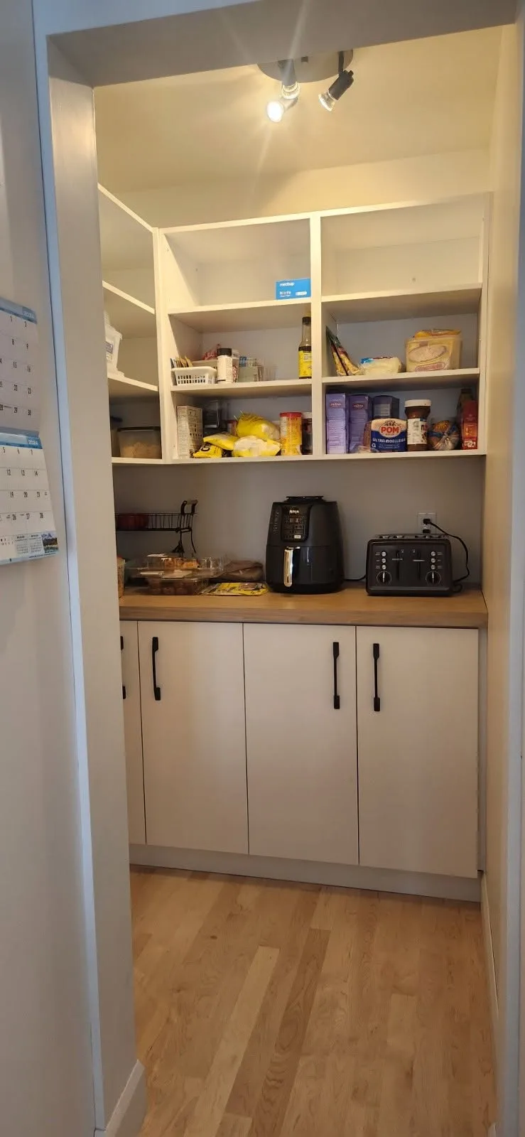 Garde-manger sur mesure avec étagères ouvertes et rangement fermé